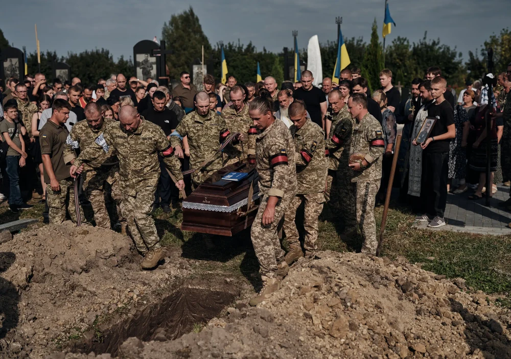 Tang lễ của phi công Oleksiy Mes - bí danh là Moonfish điều khiển chiếc chiến đấu cơ F-16 rơi ở Ukraine hôm 26-8. Ảnh: GETTY IMAGES