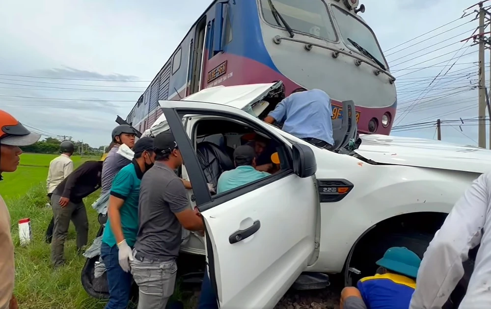 Tài xế ô tô tử vong thảm thương sau khi bị tàu hỏa tông và kéo lê 200 mét