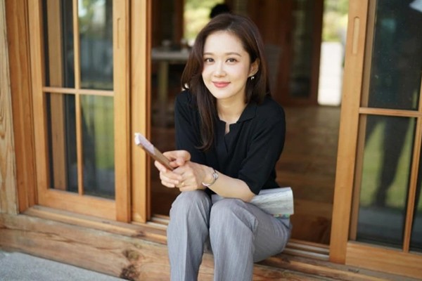 Ngoài ra, Jang Na Ra còn rửa mặt bằng nước ấm. Nữ diễn viên coi việc làm sạch da mặt sau một ngày dài là bước quan trọng nhất. Đặc biệt với một diễn viên như Jang Na Ra phải trang điểm mỗi ngày. Cô thường tẩy trang thật sạch và tẩy tế bào chết cho da mặt thường xuyên.