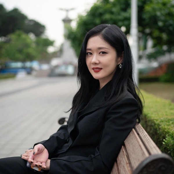 Ngoài ra, Jang Na Ra thường dùng khăn ấm đắp mặt 2-3 phút. Dưới tác động của hơi nước giúp giãn nở chân lông. Từ đó, bụi bẩn và bã nhờn cũng trôi tuột đi. Bước này giúp làm sạch da chuyên sâu, da được thông thoáng và thẩm thấu dưỡng chất từ các bước dưỡng da được tốt hơn.