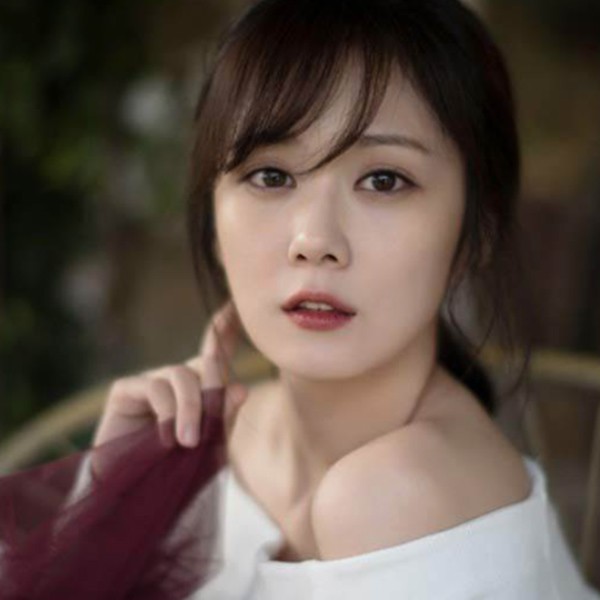 Không chỉ vậy, Jang Na Ra đắp mặt nạ dưỡng ẩm và uống nước. Vì sống trong vùng khí hậu Hàn Quốc đặc biệt khô hanh nên Jang Na Ra coi việc cung cấp độ ẩm đầy đủ cho da là vô cùng cần thiết. Jang Na Ra sử dụng các loại mặt nạ dạng miếng để cấp ẩm cho da sau khi thực hiện bước tẩy da chết. Ngoài ra, cô cũng dùng thêm mặt nạ ngủ để tăng cường hiệu quả dưỡng da.