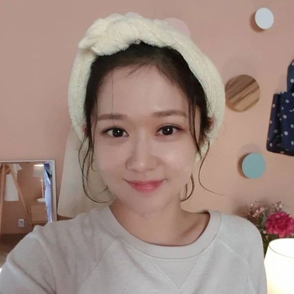 Jang Na Ra chia sẻ cô uống hơn 2 lít nước mỗi ngày để giữ cho cơ thể luôn ngậm nước. Bởi làn da luôn cần được cung cấp đầy đủ độ ẩm để giúp da trở nên mềm mại, dẻo dai hơn và nhất là tránh để rơi vào tình trạng da khô ráp, nứt nẻ.