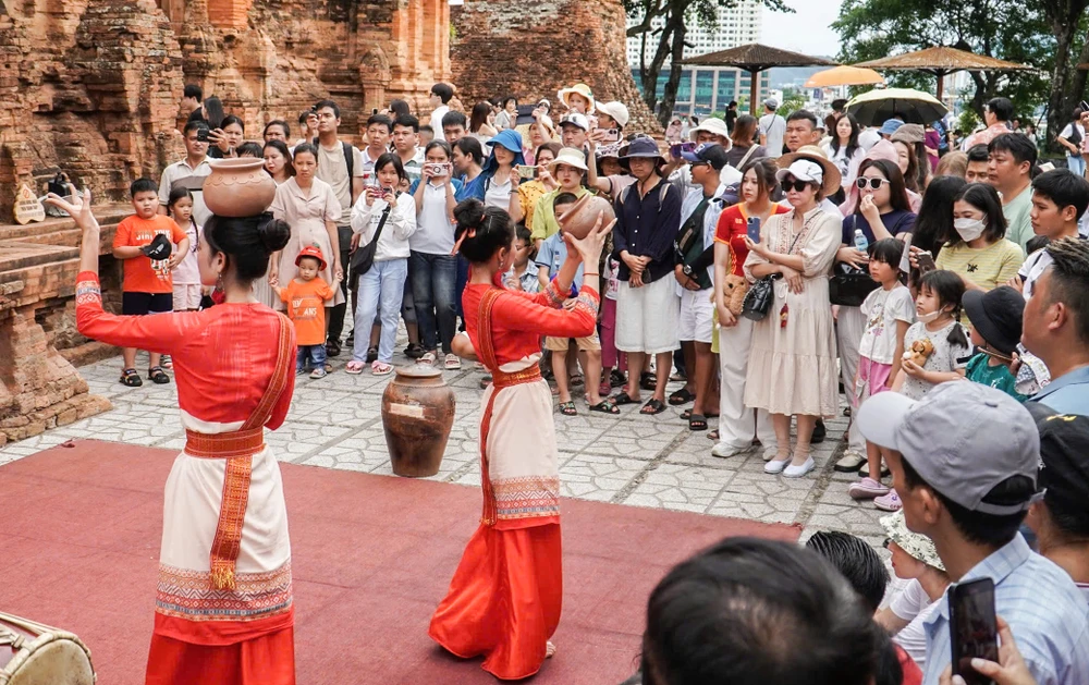 Đường ven biển Nha Trang quá tải trong kỳ nghỉ Quốc khánh