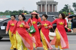 Người dân đổ về trung tâm Thủ đô đón Quốc khánh, đường phố kẹt cứng