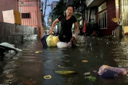 Mưa ngập ở TP Thủ Đức và Bình Thạnh: Nước tràn vào nhà, người dân phải dùng xô tát nước