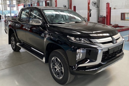 Xe bán tải Mitsubishi Triton dọn kho hạ giá sập sàn