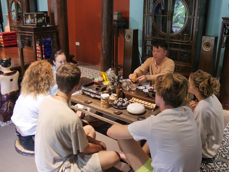 Thậm chí cả những du khách còn trẻ tuổi cũng thích thú