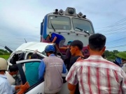 Tin tức trong ngày - Tài xế ô tô bị tàu hỏa tông đẩy đi hơn 200m đã tử vong