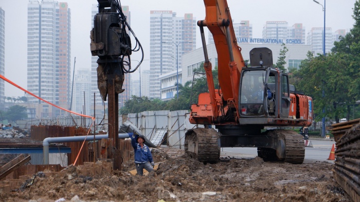 Sáng tạo ngày nghỉ: Công nhân xây dựng giao thông TPHCM miệt mài thi công phục vụ dân sinh