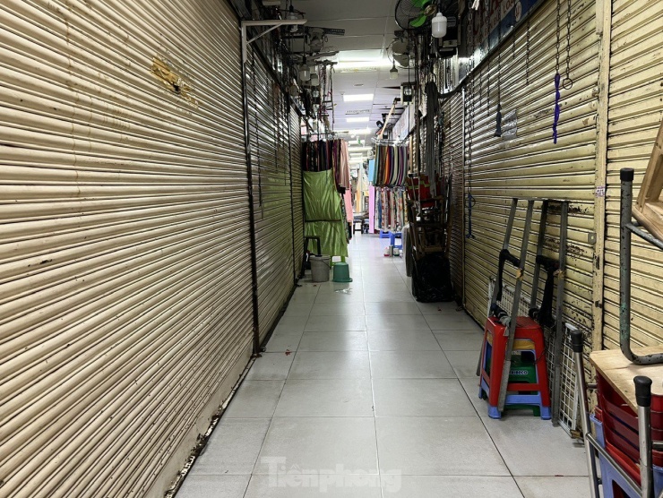 Hầu hết tiểu thương các ngành hàng chợ An Đông (quận 5) đều đồng loạt đóng cửa nghỉ bán. Từ quận Bình Tân, chị Nhi (36 tuổi) đến đây mua sắm nhưng đành thất vọng ra về. “Tranh thủ nghỉ lễ nên tôi ra chợ mua sắm, không ngờ tiểu thương chợ cũng nghỉ lễ” – chị Nhi nói.