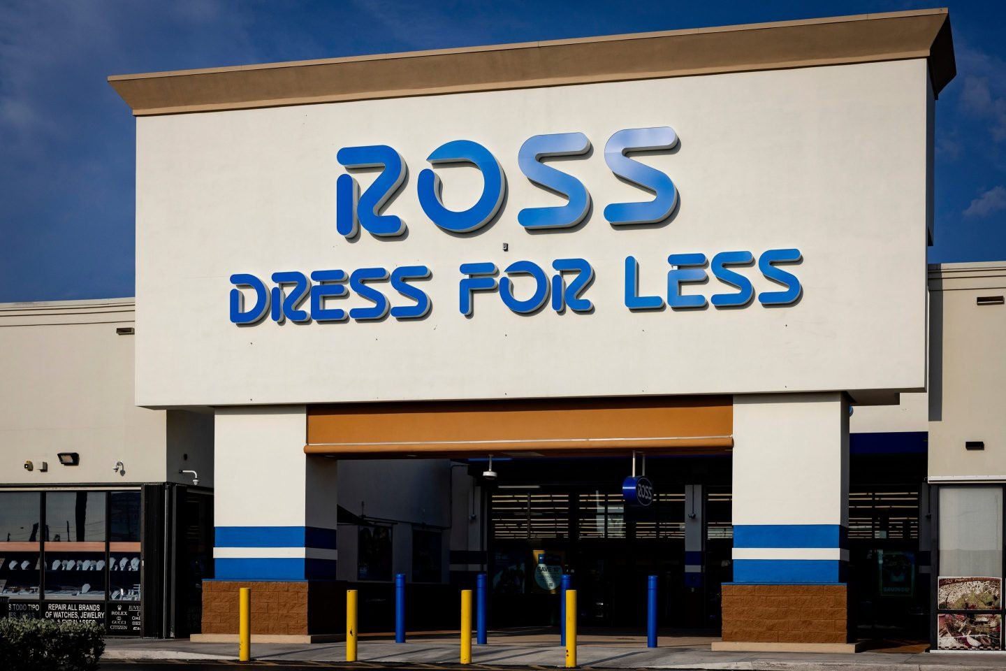 CEO của&nbsp;Ross Stores có thu nhập cao&nbsp;gấp 2.100 lần so với một nhân viên bình thường