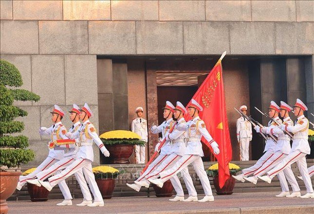 Đội tiêu binh danh dự duyệt đội ngũ qua trước Lăng Chủ tịch Hồ Chí Minh.