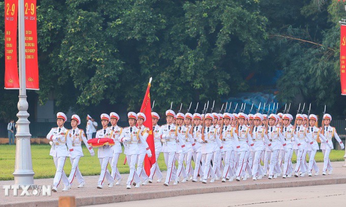 Đội tiêu binh di chuyển ra khu vực thực hiện nghi lễ thượng cờ mừng 79 năm Quốc khánh 2/9 tại quảng trường Ba Đình. Ảnh: TTXVN