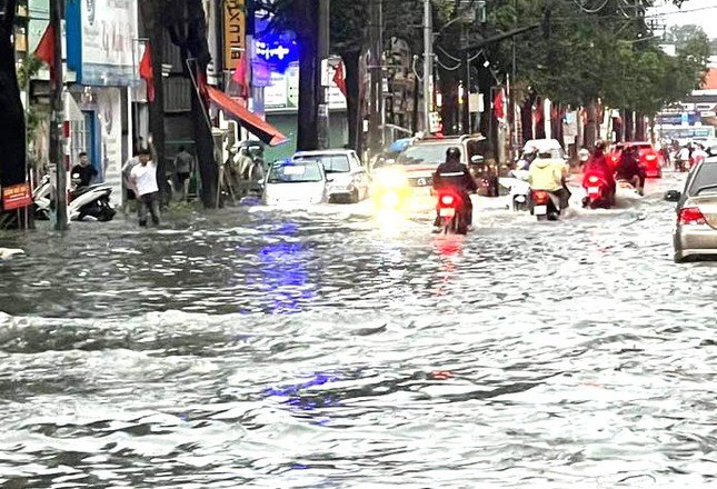 Mưa lũ tiếp tục hoành hành tại Tây Nguyên và Nam Bộ; Bình Dương cảnh báo mưa to đến rất to