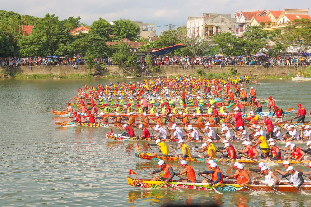 Lễ hội đua, bơi thuyền trên sông Kiến Giang rộn ràng mừng Tết Độc lập tại quê hương Đại tướng Võ Nguyên Giáp