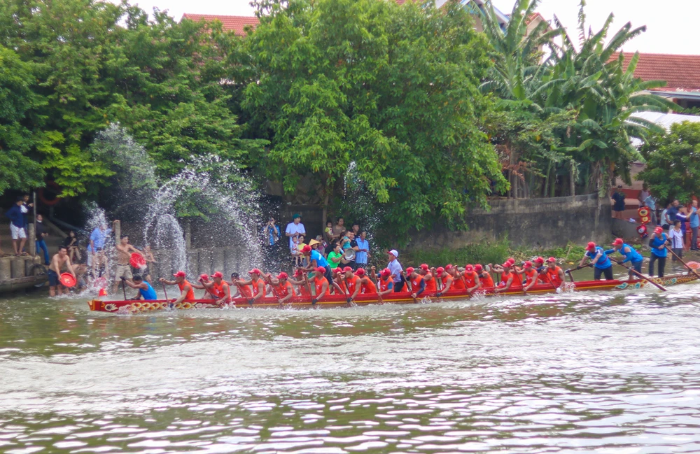 Lễ hội đua, bơi thuyền trên sông Kiến Giang rộn ràng mừng Tết Độc lập tại quê hương Đại tướng Võ Nguyên Giáp