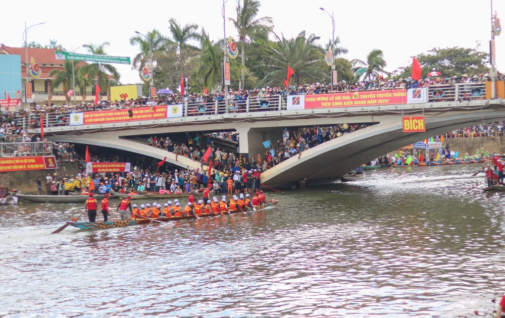 Lễ hội đua, bơi thuyền trên sông Kiến Giang rộn ràng mừng Tết Độc lập tại quê hương Đại tướng Võ Nguyên Giáp