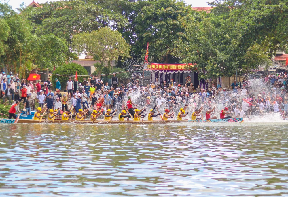 Lễ hội đua, bơi thuyền trên sông Kiến Giang rộn ràng mừng Tết Độc lập tại quê hương Đại tướng Võ Nguyên Giáp