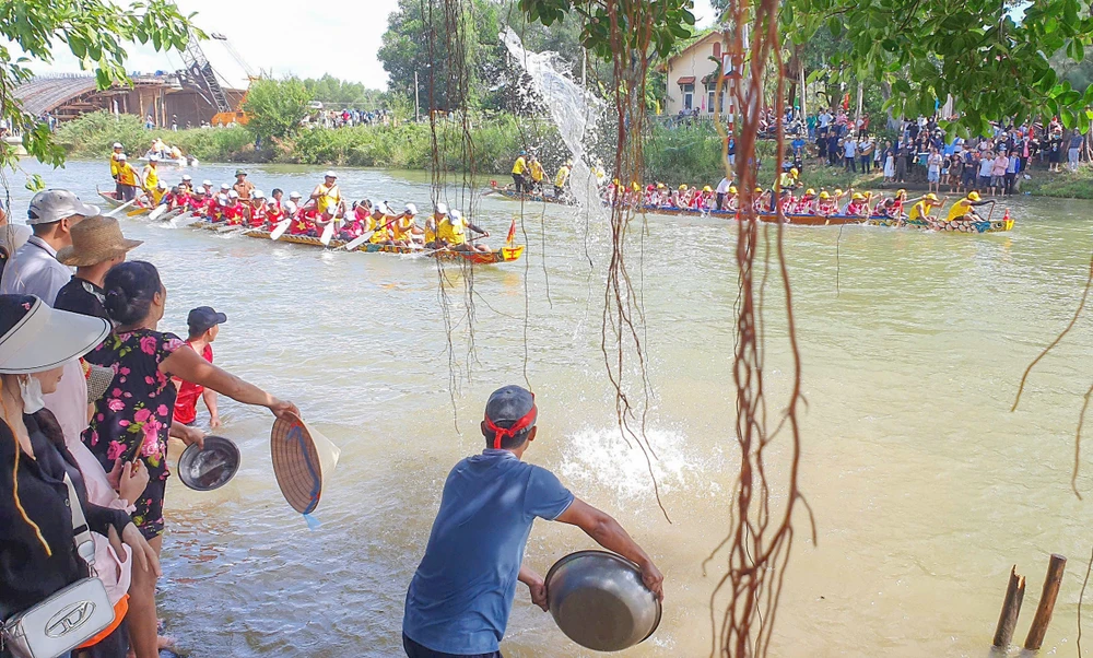 Lễ hội đua, bơi thuyền trên sông Kiến Giang rộn ràng mừng Tết Độc lập tại quê hương Đại tướng Võ Nguyên Giáp