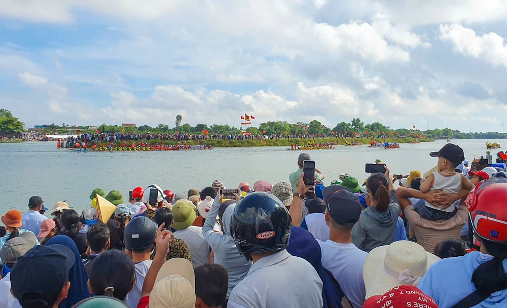 Lễ hội đua, bơi thuyền trên sông Kiến Giang rộn ràng mừng Tết Độc lập tại quê hương Đại tướng Võ Nguyên Giáp