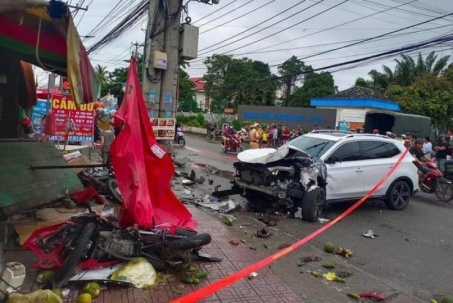 Vụ tai nạn liên hoàn ở Đồng Nai: Ô tô tông 4 xe máy, 1 người bị thương