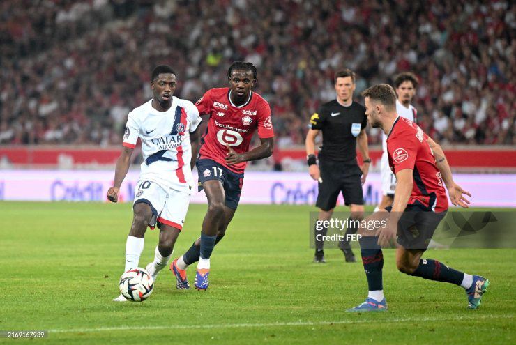 PSG (áo trắng) khó nhọc vượt ải Lille