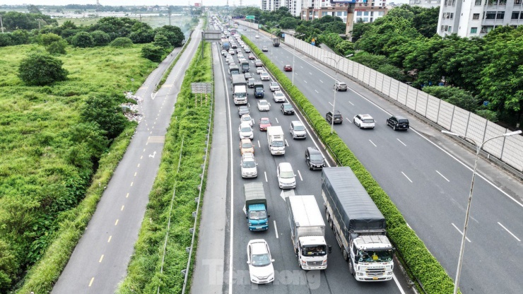 Hà Nội đón lượng lớn người trở lại sau kỳ nghỉ lễ, ùn tắc trên cao tốc Pháp Vân - Cầu Giẽ