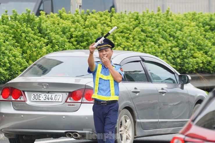 Hà Nội đón lượng lớn người trở lại sau kỳ nghỉ lễ, ùn tắc trên cao tốc Pháp Vân - Cầu Giẽ