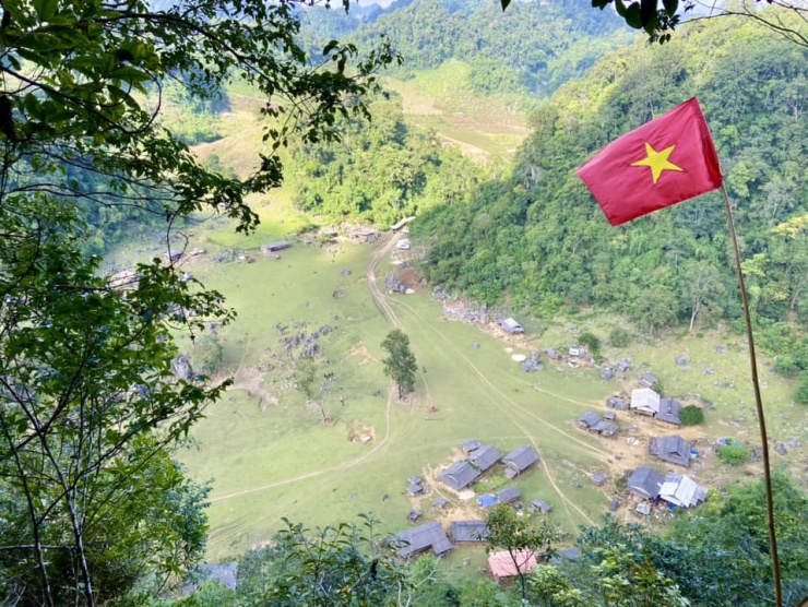 Cờ Tổ quốc ở Hang Táu, ngôi làng “ba không”: Không điện, không internet, không wifi, nằm ở thung lũng cao nguyên Tà Số, xã Chiềng Hắc, huyện Mộc Châu, tỉnh Sơn La. Đây là điểm du lịch yêu thích những năm nay do vẻ đẹp hoang sơ, đời sống văn hoá giữ nguyên vẹn của người dân trong bản.