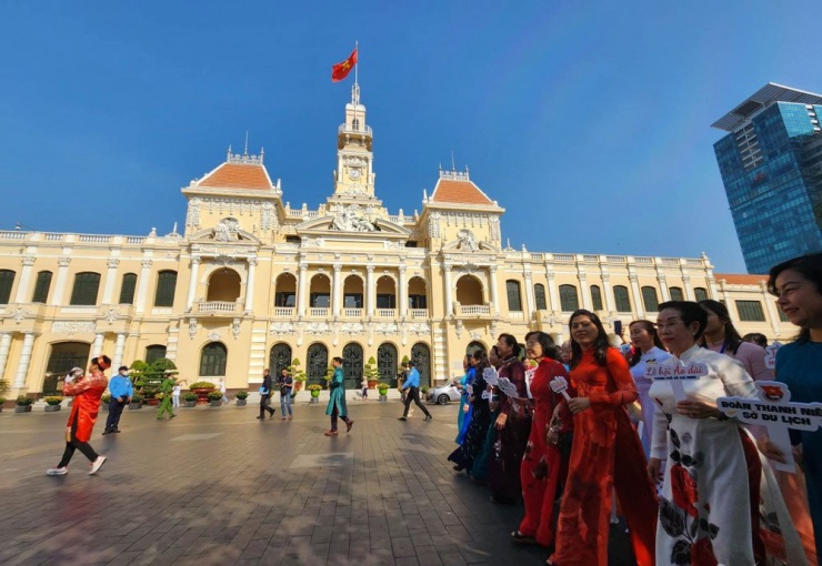 Nhiều du khách thích thú khám phá “Chương trình tham quan Di tích kiến trúc nghệ thuật cấp quốc gia trụ sở HĐND và UBND TPHCM". Ảnh: T.K