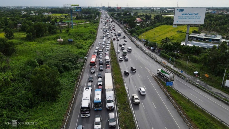 Cao tốc ùn tắc kéo dài khi người dân trở lại TP HCM, Hà Nội sau kỳ nghỉ lễ