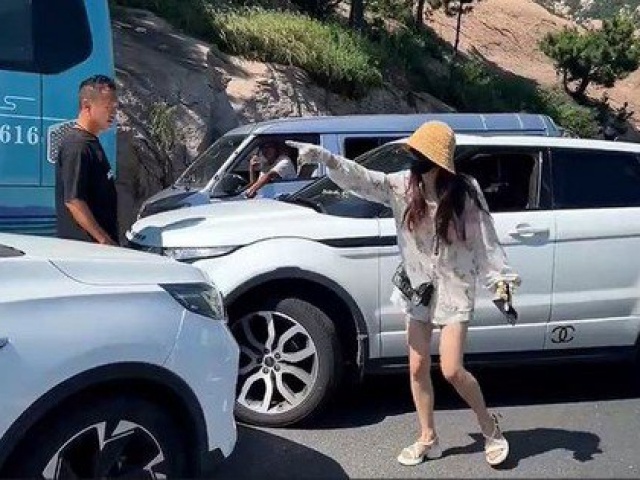 Clip: Đi ngược chiều gây tai nạn, nữ tài xế hung hăng đánh người