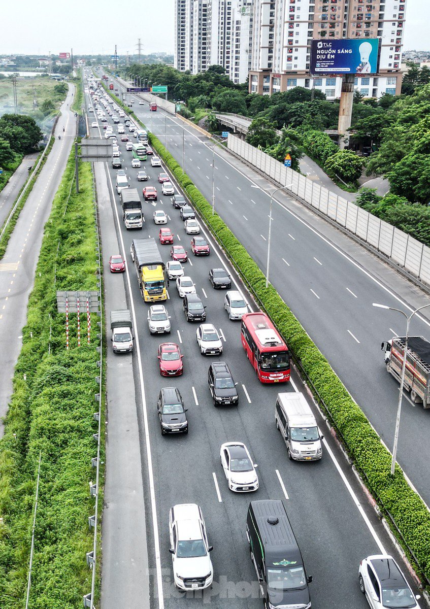 Hà Nội đón lượng lớn người trở lại sau kỳ nghỉ lễ, ùn tắc trên cao tốc Pháp Vân - Cầu Giẽ