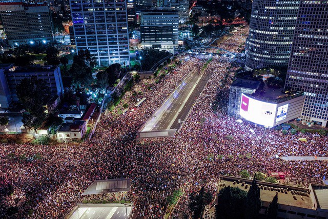 Người dân biểu tình ở TP Tel Aviv - Israel ngày 1-9, kêu gọi chính phủ hành động nhiều hơn để giải thoát các con tin còn bị cầm giữ tại Dải Gaza Ảnh: REUTERS