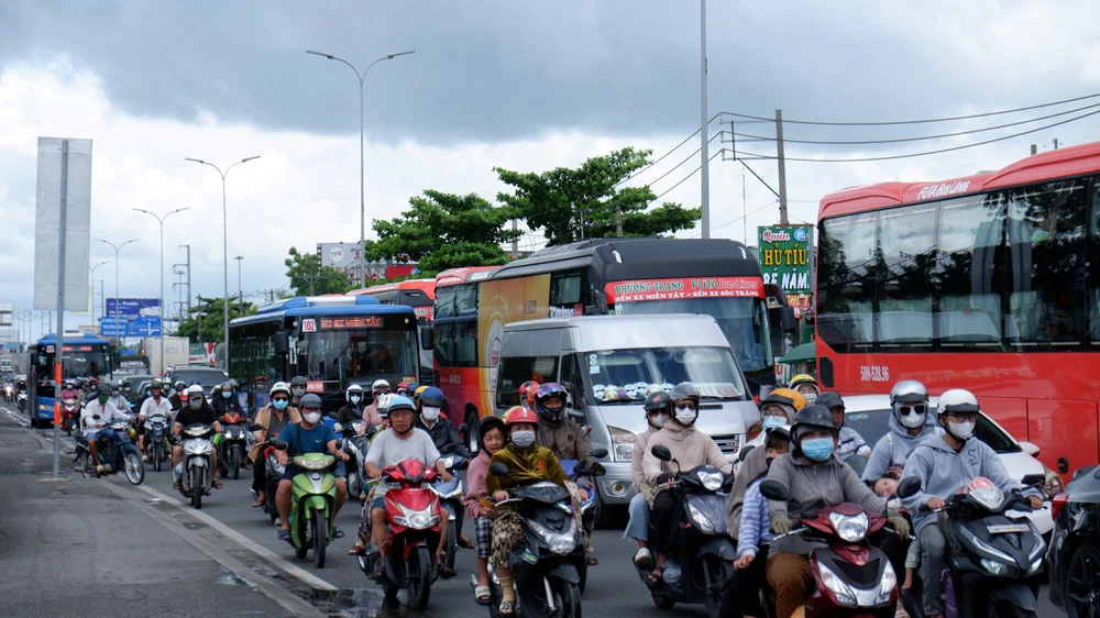 Đổ về thành phố sau kỳ nghỉ lễ: Đoạn đường trở về khó khăn