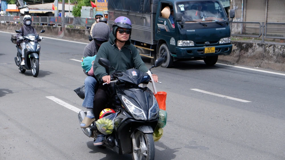 Đổ về thành phố sau kỳ nghỉ lễ: Đoạn đường trở về khó khăn