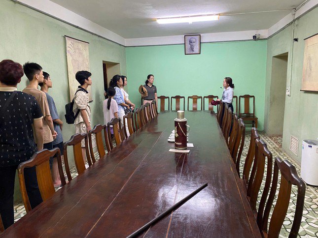 Dịp 2/9, em lại cùng gia đình đi thăm di tích Hoàng thành Thăng Long. Ảnh: NVCC