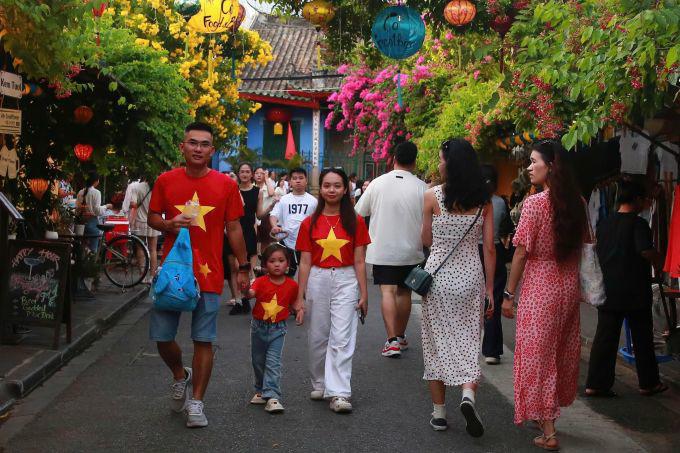 Khách du lịch tại Hội An chiều 2/9. Ảnh: Đắc Thành