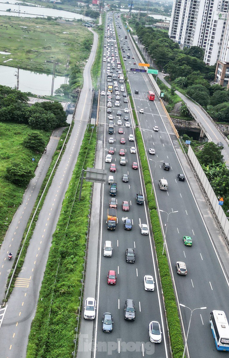 Hà Nội đón lượng lớn người trở lại sau kỳ nghỉ lễ, ùn tắc trên cao tốc Pháp Vân - Cầu Giẽ