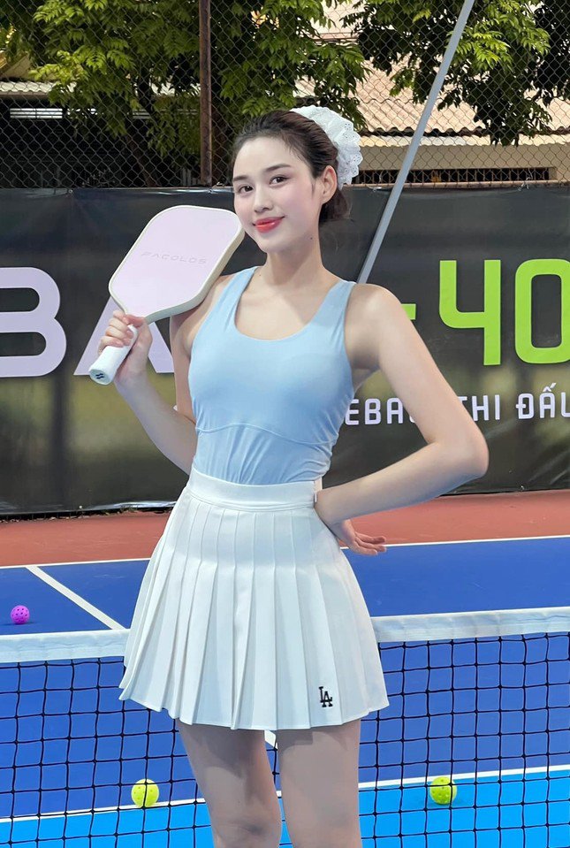 Hoa hậu Đỗ Thị Hà là một trong những người đẹp chăm chỉ tập pickleball nhất hiện nay. Ngay cả khi đầu gối còn chưa khỏi thương tích do cú ngã trên sân bóng, nàng hậu vẫn mang vợt đi tập luyện thêm. Trước kia, Hoa hậu Đỗ Thị Hà thích chọn áo crop-top khoe eo thon nhưng bây giờ, cô chuyển sang áo ba lỗ dáng thể thao vẫn tôn dáng mà kín đáo hơn.