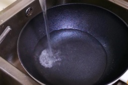 Ẩm thực - Nấu xong có nên tráng rửa xoong nồi ngay?