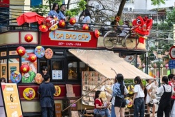 Bạn trẻ - Cuộc sống - Toa tàu điện tái hiện nếp sống Hà Nội thời bao cấp