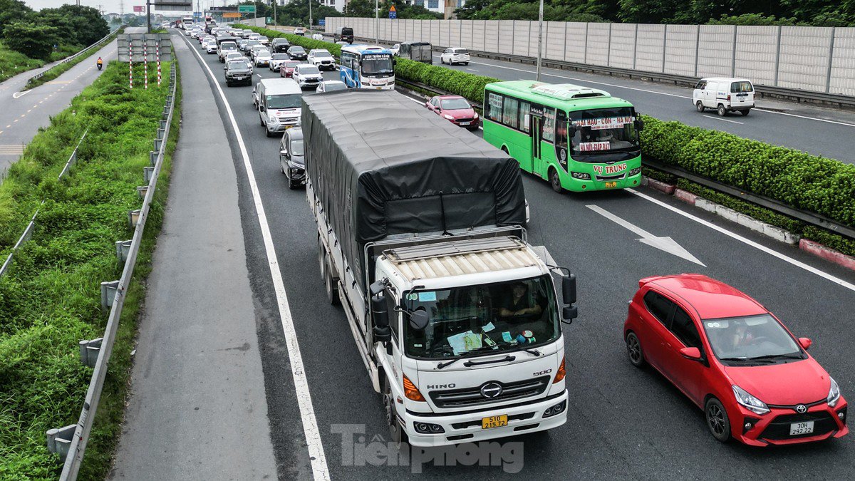 Hà Nội đón lượng lớn người trở lại sau kỳ nghỉ lễ, ùn tắc trên cao tốc Pháp Vân - Cầu Giẽ