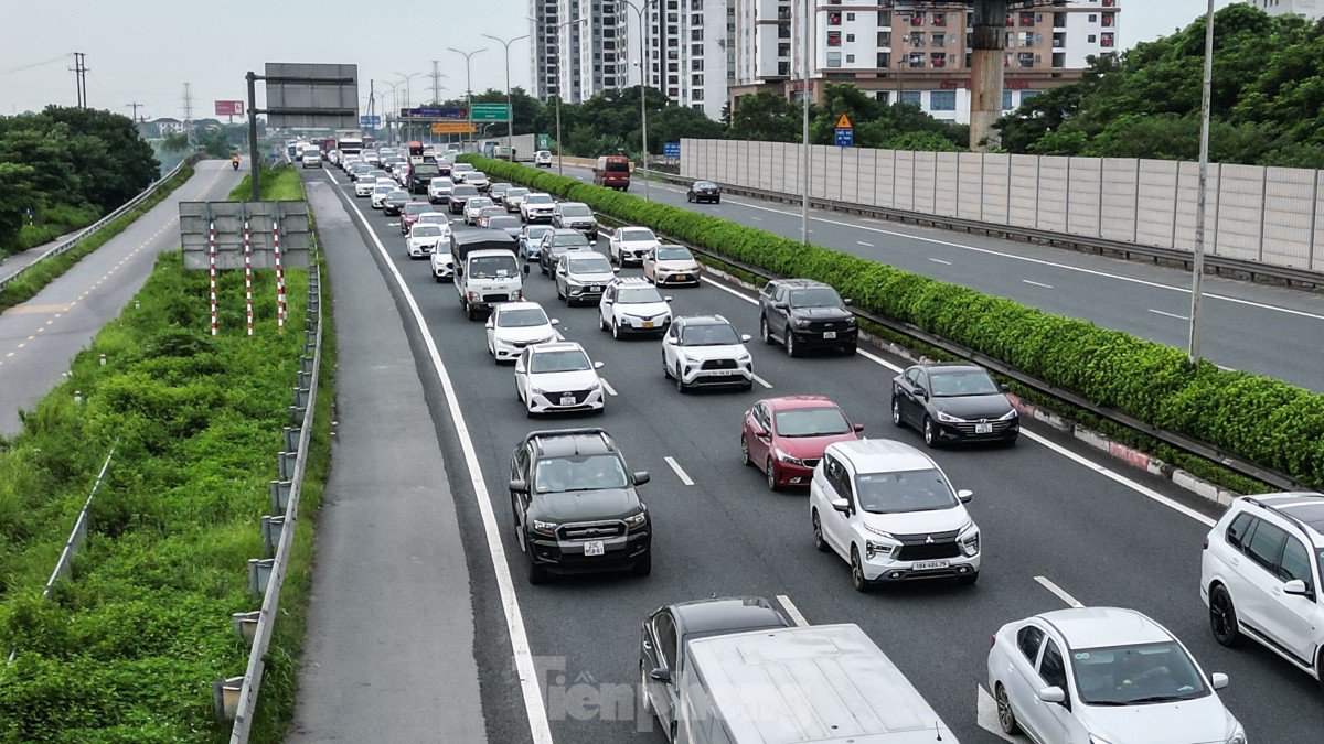 Hà Nội đón lượng lớn người trở lại sau kỳ nghỉ lễ, ùn tắc trên cao tốc Pháp Vân - Cầu Giẽ