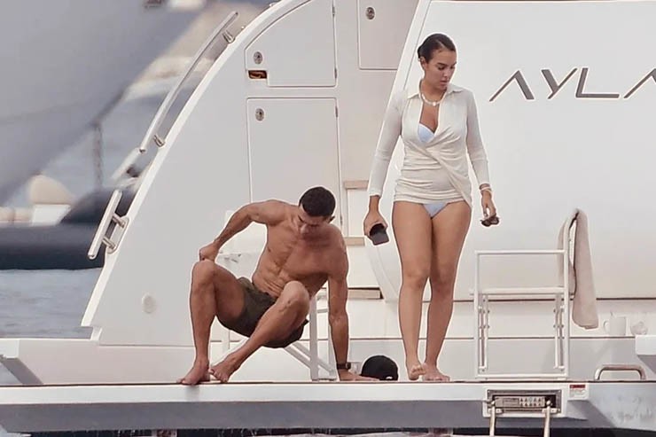 Ronaldo du hí cùng bạn gái, có hành động nhạy cảm khiến fan "đỏ mặt" - 6