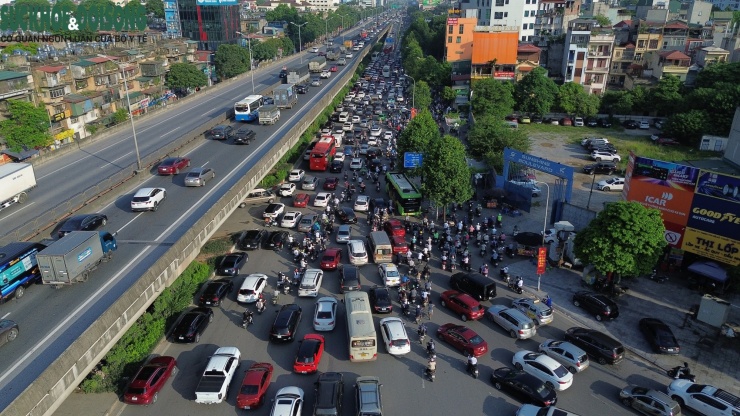 Hà Nội chật cứng phương tiện sau kỳ nghỉ lễ, ùn tắc ở nhiều tuyến đường