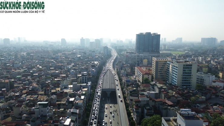 Tương tự, những phương tiện đi từ Vành đai 2 xuống Ngã Tư Sở cũng phải xếp hàng dài.