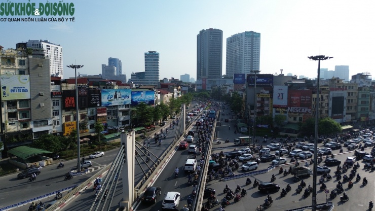 Đường phố Hà Nội quay lại cảnh đông đúc, tấp nập sau nghỉ lễ nhưng mật độ phương tiện sẽ còn tăng hơn nữa ghi học sinh, sinh viên chính thức đi học trở lại.