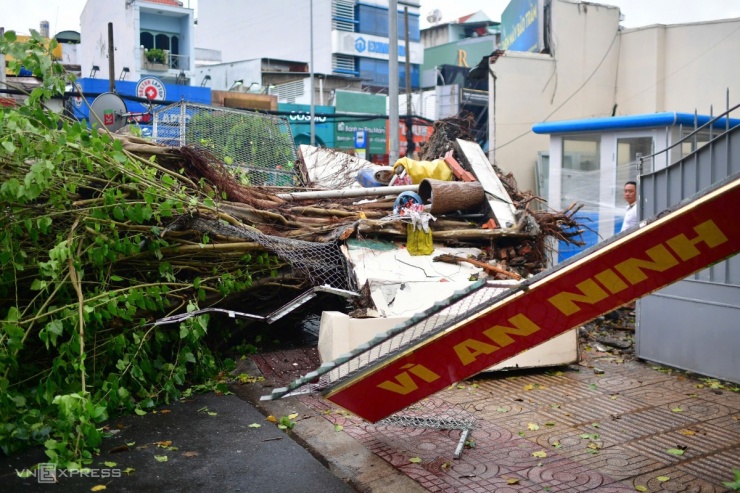 Giông lốc tàn phá TP.HCM, đè đổ nhiều cây xanh, gây thương vong