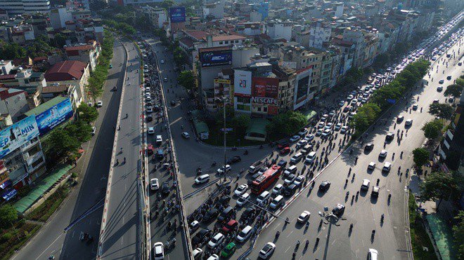 Hà Nội chật cứng phương tiện sau kỳ nghỉ lễ, ùn tắc ở nhiều tuyến đường